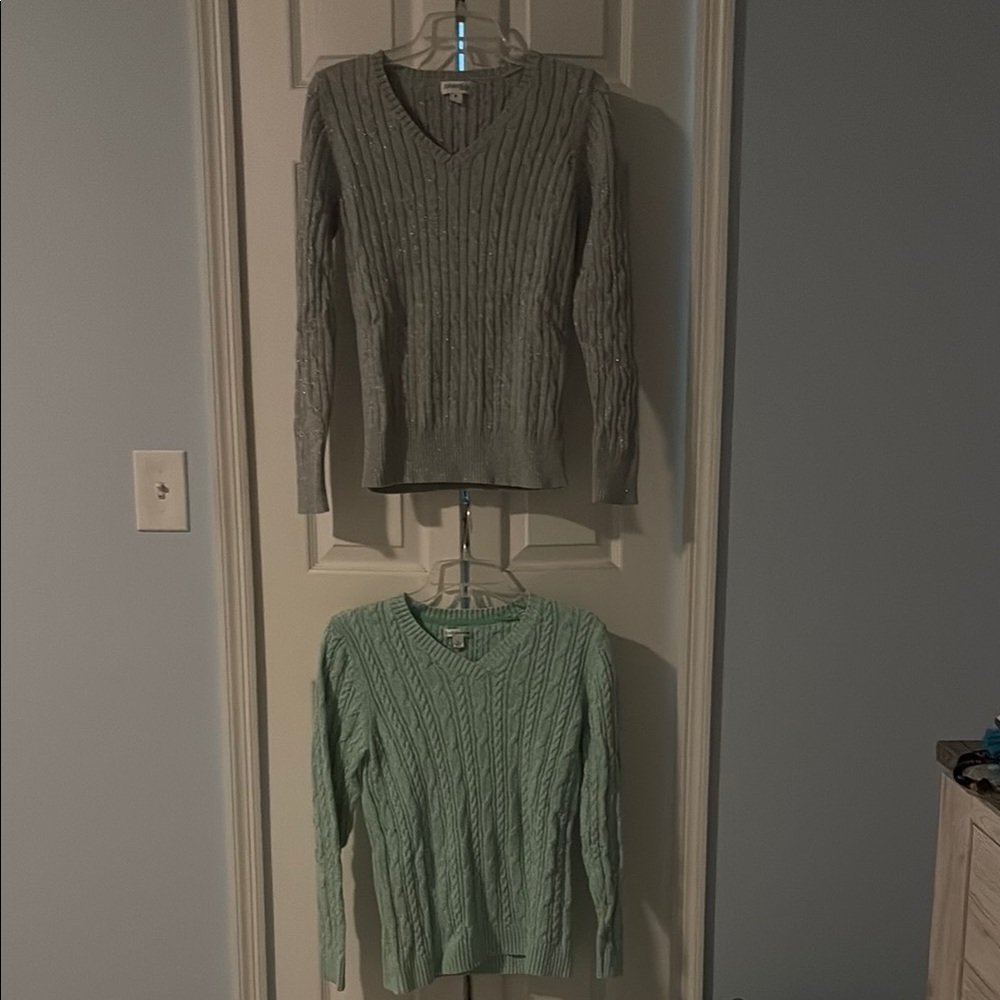 Super cozy Bundle-Women's Large V-Neck Cable Knit Sweater - Light Green/Silver